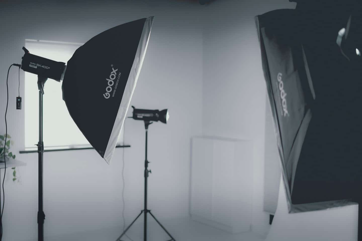 Fotografické štúdio s bleskami a softboxami.